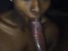 Un hombre pornomexicano se folla a una hermosa chica y a su amiga en un trío anal
